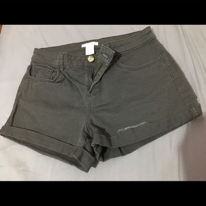 NWOT H&M olive green shorts